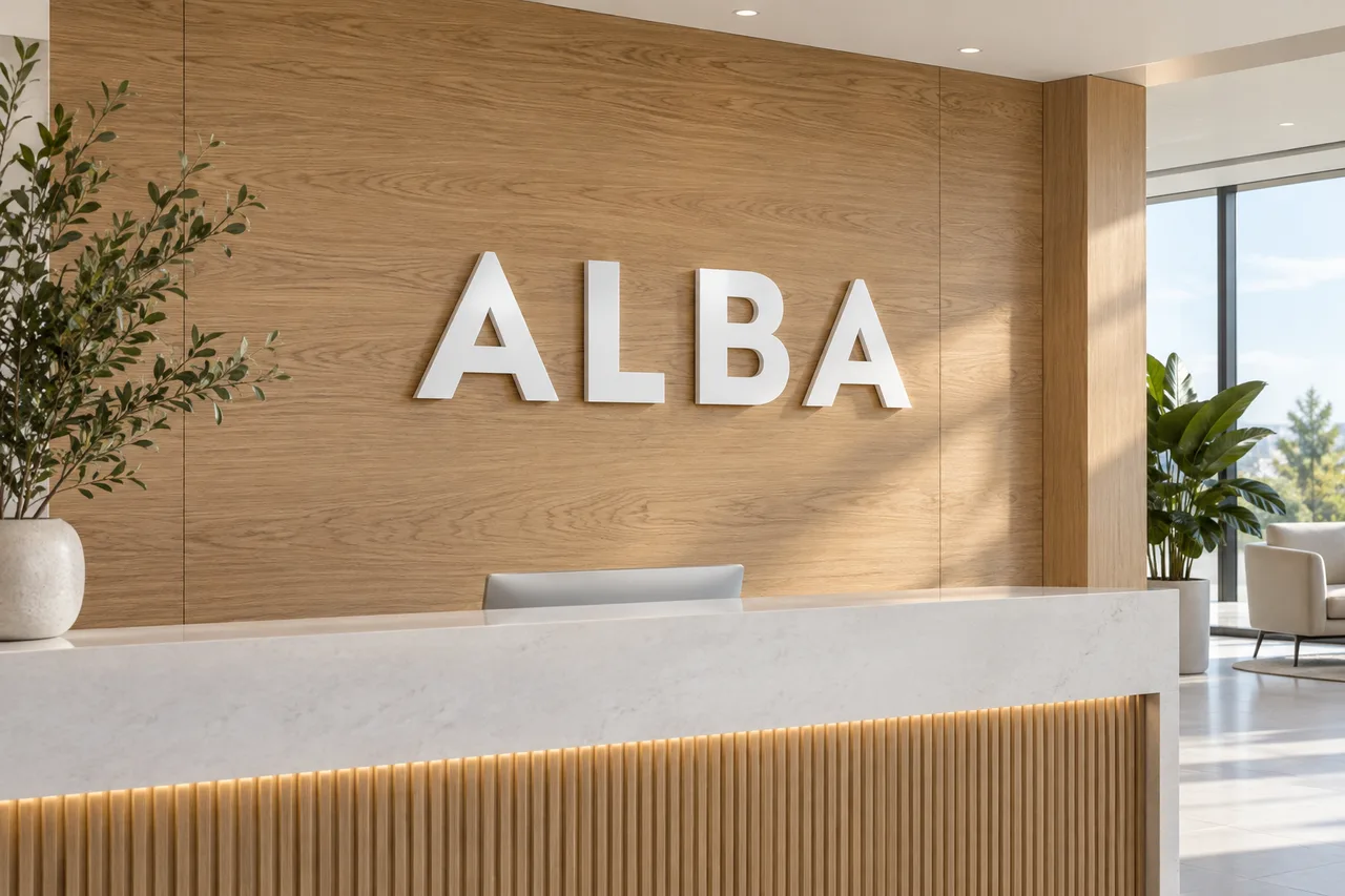 Visualización de letras corporativas iluminadas en una recepción